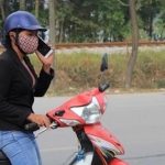 Năm 2025, dừng xe để nghe điện thoại có bị xử phạt?