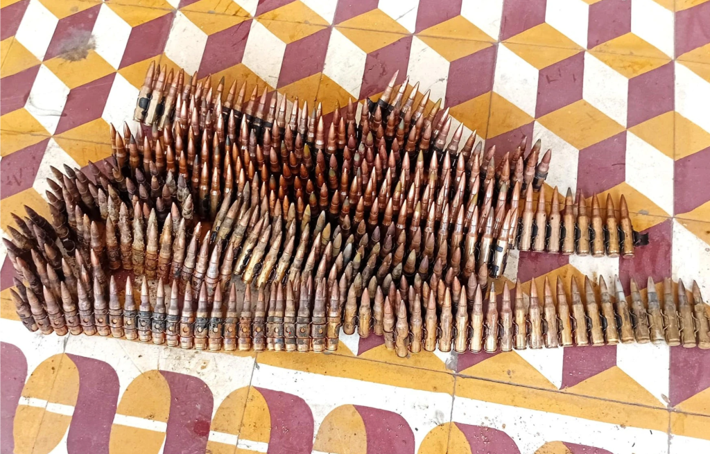 Bất ngờ phát hiện hai thùng đạn 400 viên khi đào móng nhà